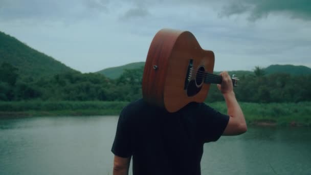 Κιθαρίστας Κοιτάζει Λίμνη Υψηλής Ποιότητας Handheld Shot Πλάνα — Αρχείο Βίντεο