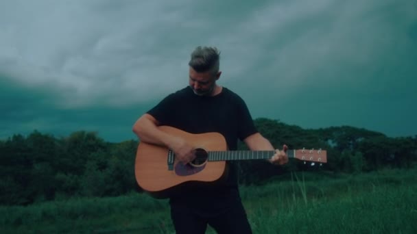 Gitarist Duygusal Olarak Çalıyor Şarkı Söylüyor Yüksek Kaliteli Kamerası Görüntüsü — Stok video