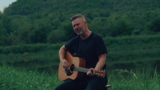 Guitarrista Está Tocando Cantando Cerca Del Lago Grabación Portátil Alta — Vídeo de stock