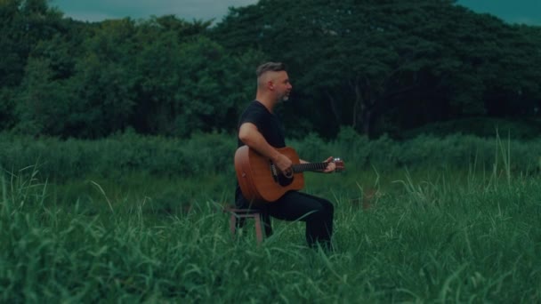 Chitarrista Sta Suonando Cantando Vicino Lago Filmato Mano Alta Qualità — Video Stock