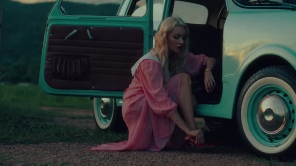 Retrato Uma Menina Vestido Vintage Rosa Sentado Lado Carro Retro — Vídeo de Stock