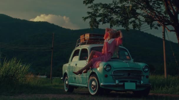 Portret Dziewczyny Różowej Sukience Vintage Siedzącej Masce Turkusowego Samochodu Retro — Wideo stockowe
