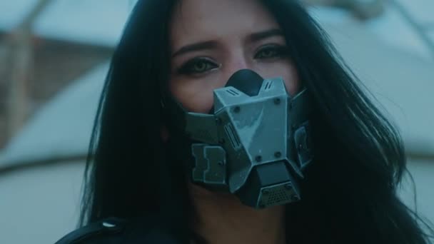 Femme Asiatique Portant Masque Cyberpunk Regarde Dans Caméra Plan Ralenti — Video