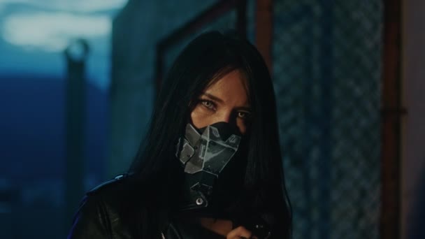 Kvinnan Cyberpunk Mask Tittar Kameran Slow Motion Shot Hög Kvalitet — Stockvideo