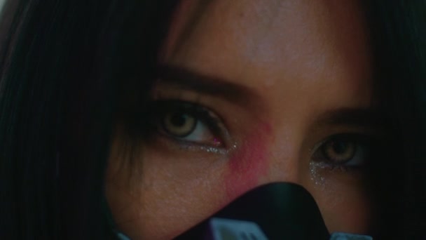 カメラを見ているサイバーマスクの女性 スローモーションショット 高品質の4K映像 — ストック動画