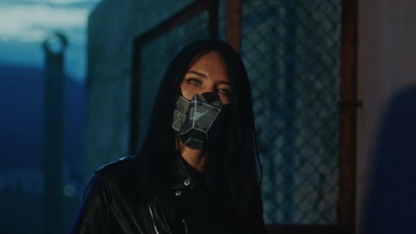 Femme Asiatique Masque Cyberpunk Regardant Caméra Plan Ralenti Images Haute — Video
