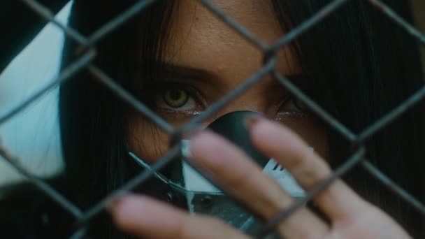 Žena Kyberpunkové Masce Dívá Kamery Pomalý Zoom Záběru Vysoce Kvalitní — Stock video