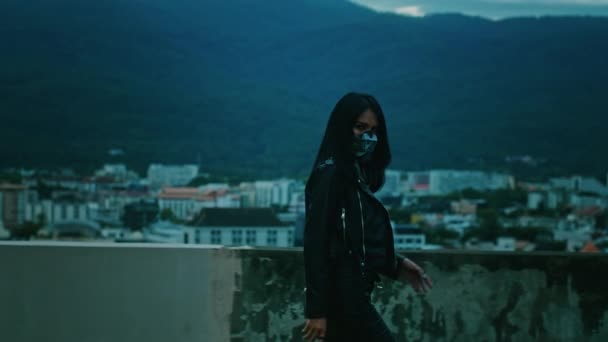 Ceketli Kadın Yürür Kameraya Bakarak Siber Punk Maskesini Gösterir — Stok video