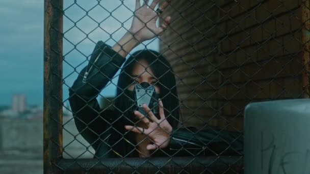 Жінка Кіберпанковій Масці Дивиться Камеру Повільне Збільшення Єму Кадрі Висока — стокове відео