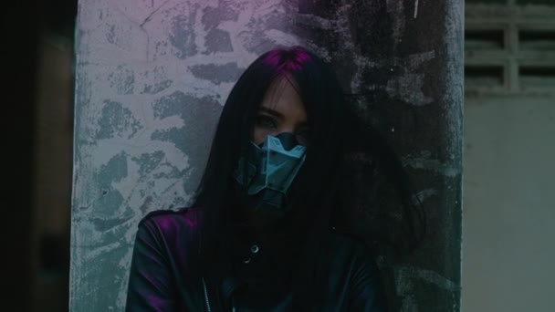 Vrouw Met Het Cyberpunk Masker Die Naar Camera Kijkt Slow — Stockvideo