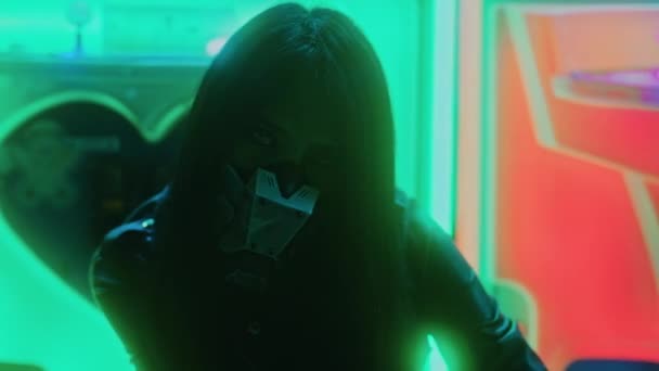 Femme Asiatique Portant Masque Cyberpunk Milieu Des Lumières Regardant Caméra — Video