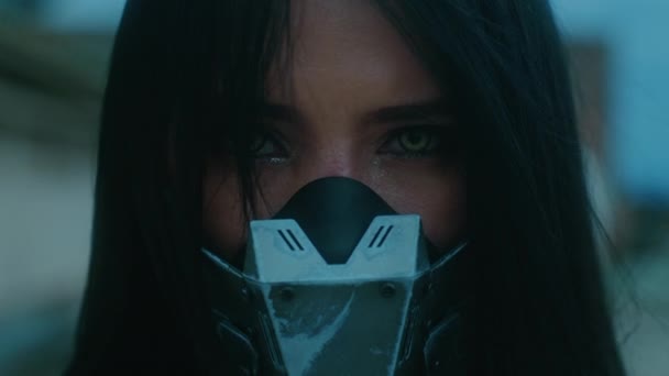 Donna Asiatica Che Indossa Una Maschera Cyberpunk Guarda Nella Fotocamera — Video Stock