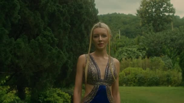 Okouzlující Žena Luxusních Modrých Šatech Kráčí Uličkou Cypřiši Elegantní Dívka — Stock video