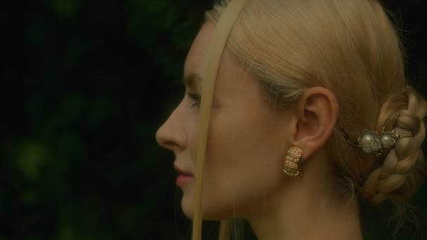 Okouzlující Blondýnka Těší Elegantní Dívka Pózující Cypřišových Stromů Portrét Elegantní — Stock video
