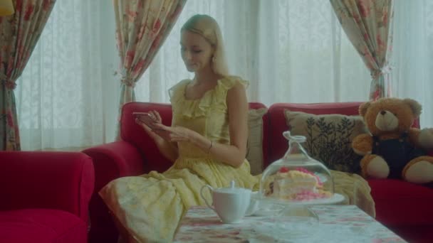 Die Junge Blondine Vintage Kleid Plaudert Beim Teetrinken Mit Ihrem — Stockvideo
