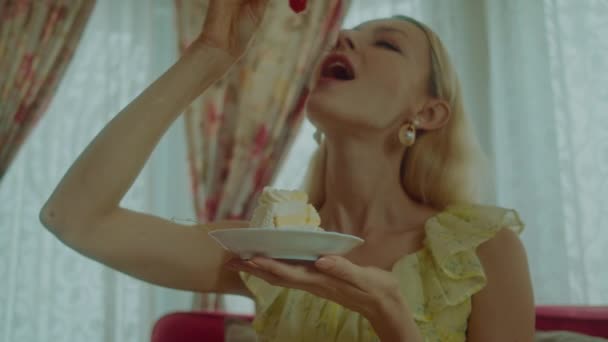 Ein Junges Mädchen Vintage Kleid Isst Die Kirsche Vom Kuchen — Stockvideo
