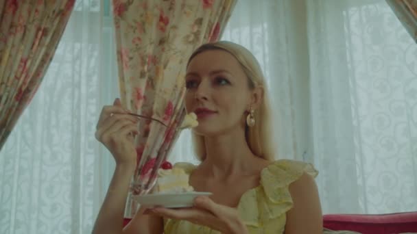 Klasik Elbiseli Genç Bir Kız Pastanın Kirazını Yiyor Kara Büyü — Stok video