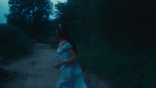 Ein Verängstigtes Mädchen Blutverschmiertem Kleid Läuft Ihrem Verfolger Durch Den — Stockvideo