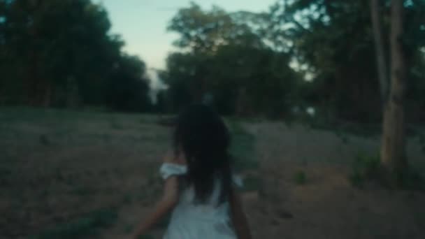 一个穿着血迹斑斑的衣服的吓坏了的女孩穿过树林从追捕她的人那里逃走了 黑魔法6K镜头 — 图库视频影像