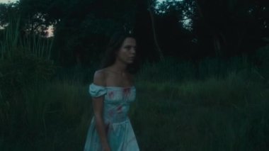 Kanlı elbiseli korkmuş bir kız ormanda kayboldu. Kara büyü 6k görüntüsü