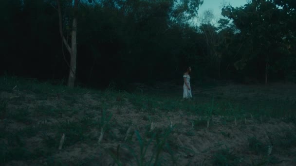 血まみれの服を着た怖い女の子が森で迷子になった ブラックマジック6K映像 — ストック動画