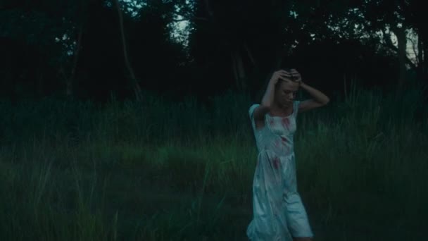 드레스를 두려운 소녀가 숲에서 잃었습니다 Blackmagic 동영상 — 비디오