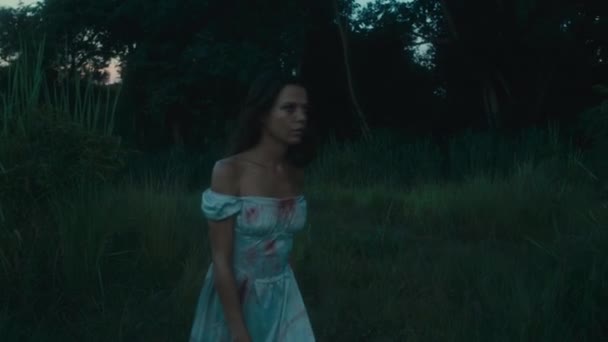 Przestraszona Dziewczyna Zakrwawionej Sukience Zgubiła Się Lesie Blackmagic Materiał Filmowy — Wideo stockowe