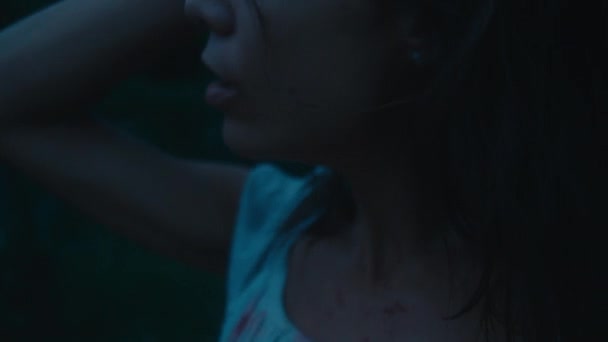 一个穿着血淋淋的衣服的吓坏了的女孩在树林里迷了路 黑魔法6K镜头 — 图库视频影像