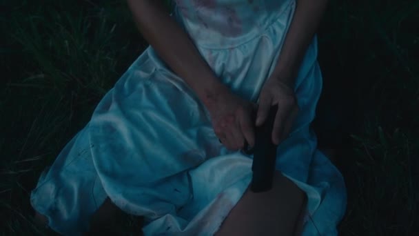 Ein Verängstigtes Mädchen Mit Schürfwunden Einem Blutigen Kleid Das Sich — Stockvideo