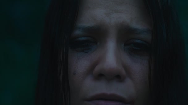 Zmęczona Przestraszona Dziewczyna Otarciami Zakrwawionej Sukience Płacze Patrząc Kamerę Blackmagic — Wideo stockowe