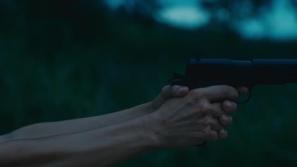 Nahaufnahme Weiblicher Hände Mit Einer Waffe Die Auf Ihren Verfolger — Stockvideo