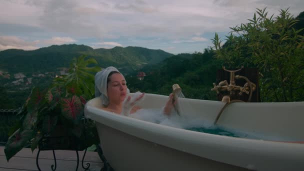 Kobieta Bierze Gorącą Kąpiel Pięknym Widokiem Miejsce Glamping Górach Blackmagic — Wideo stockowe