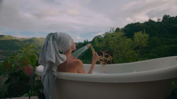 Kvinna Tar Ett Varmt Bad Med Vacker Utsikt Glamping Plats — Stockvideo