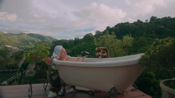 Kobieta Biorąca Gorącą Kąpiel Butelką Wina Pięknym Widokiem Góry Glamping — Wideo stockowe