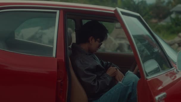 ヴィンテージの赤い車に座っている残酷なトムボーイの少女の肖像画 高品質の4K映像 — ストック動画