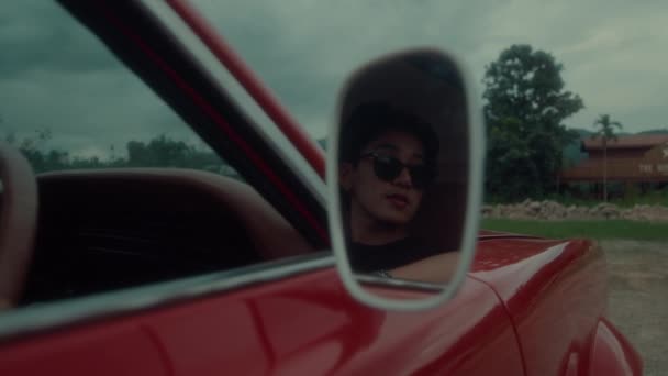 透过侧镜看到一个残忍的女孩坐在一辆老式红色轿车上准备上路 高质量的4K镜头 — 图库视频影像