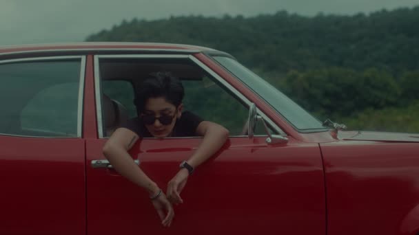 一个坐在老式红色车里的假小子 高质量的4K镜头 — 图库视频影像