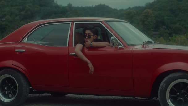 一个坐在老式红色车里的假小子 高质量的4K镜头 — 图库视频影像