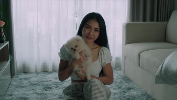 Mujer Tailandesa Joven Sosteniendo Lindo Perrito Spitz Blanco Sentado Suelo — Vídeos de Stock