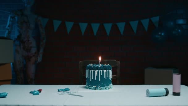Langsom Bevægelse Den Blå Fødselsdagskage Bordet Med Lys Mørkt Rum – Stock-video