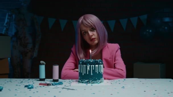 Droevig Roze Haar Verjaardag Meisje Met Make Tranen Bevlekte Ogen — Stockvideo