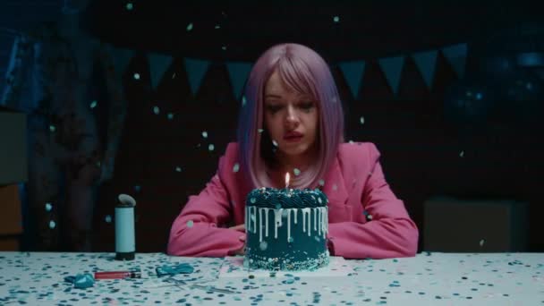 케이크와 테이블에 블레이저에 메이크업 생일과 어두운 콘페티를 양초를 — 비디오