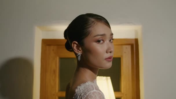 Профиль Портрет Очаровательной Молодой Тайской Невесты Кружевной Свадебной Повязке Позирующей — стоковое видео