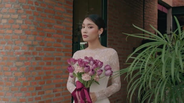 Portret Van Charmante Jonge Thaise Bruid Kant Trouwjurk Poseren Straat — Stockvideo