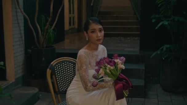 Portret Van Charmante Jonge Thaise Bruid Kant Trouwjurk Zittend Stoel — Stockvideo