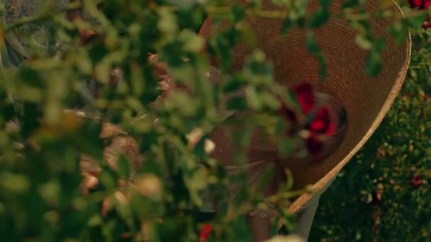 빗방울 모자와 레이스 드레스에서 여자의 비디오 화창한 정원에 시간에 긍정적 — 비디오