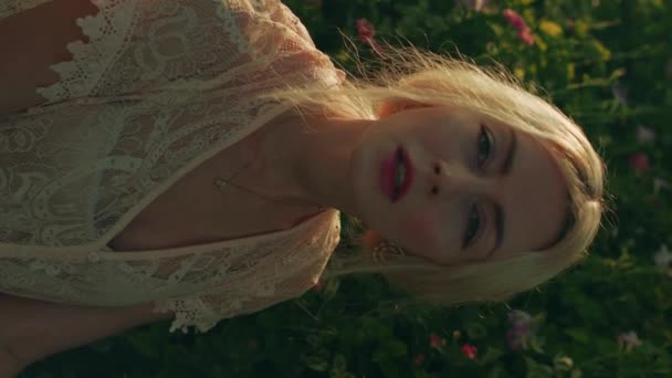 빈티지 레이스 드레스에 립스틱 여자의 초상화 자연에서 필드에 긍정적인 금발의 — 비디오
