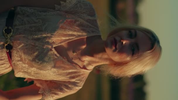 Портрет Молодої Красивої Блондинки Білій Вінтажній Літній Сукні Позуючи Літньому — стокове відео