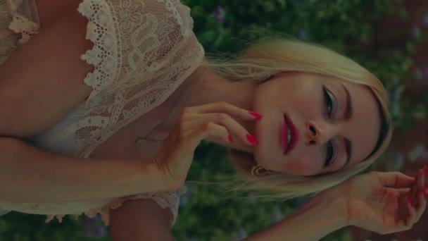 Porträtt Den Unga Vackra Leende Kvinnan Med Rött Läppstift Vit — Stockvideo