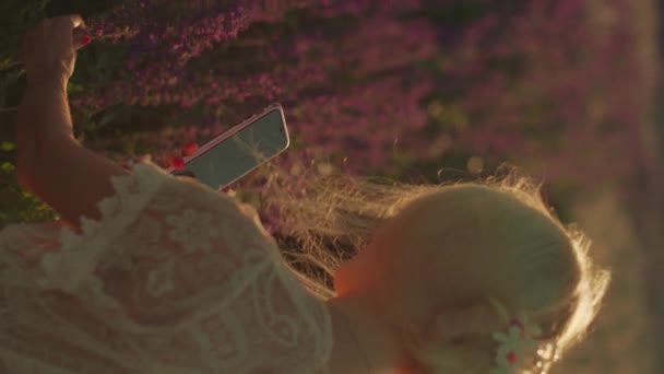 Nuori Vaalea Nainen Ottaa Kuvan Älypuhelimella Värikkäässä Violetissa Kukkakentässä Kultaisessa — kuvapankkivideo